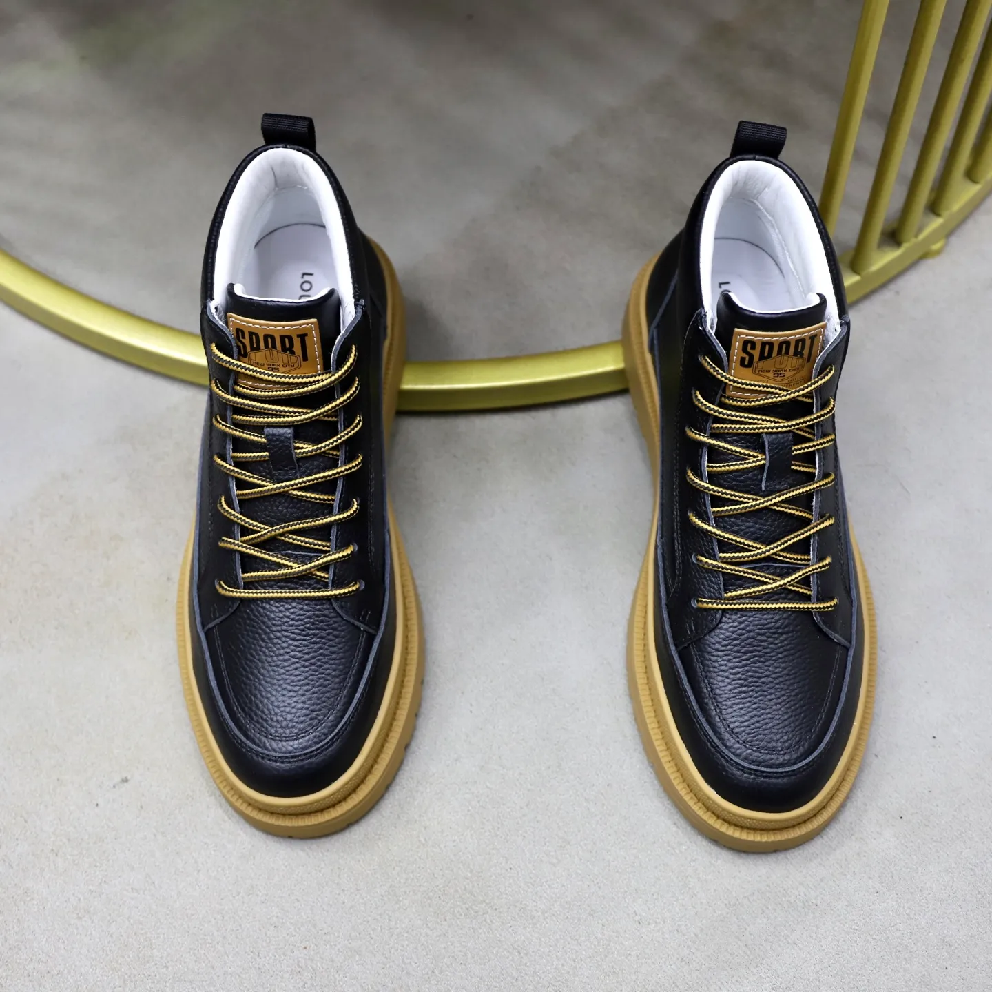 Ex-factory price: 460💰🙅‍♂️🙅‍♂️🙅‍♂️ Brand: LV Louis Vuitton Standard code: 38–44 (45 can be customized) Grade: Same as the official website Material: Original cowhide fabric Comfortable pigskin lining Lightweight wear-resistant outsole Style category: Men's fashion casual shoes and boots Running sneakers Distinguished luxury brand elements Top luxury Color: actual picture color